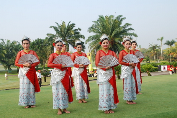 印尼的传统服饰风格多样、价格亲民