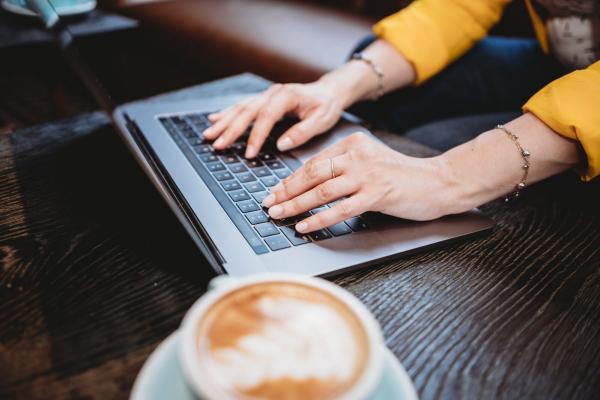 按钮的位置必须符合用户浏览逻辑